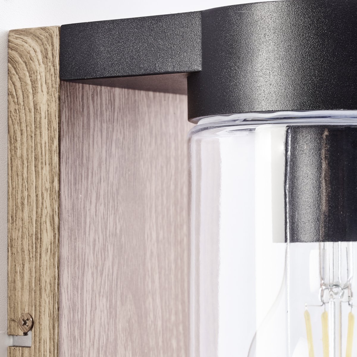 Cabar Mørkt træ udendørslampe Fra Brilliant - Cabar er en udendørs væglampe, der giver perfekt belysning ved indgangs- eller terrassedøren, hvilket øger sikkerheden i mørke.