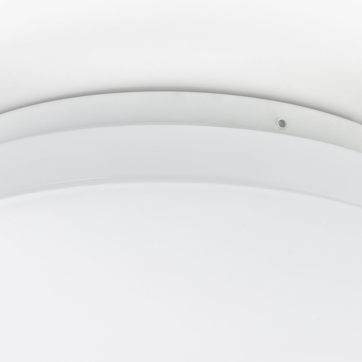 Farica Ø26 Varm hvid plafond Fra Brilliant - Loft- og væglampen Farica har et stilrent og funktionelt design, der passer til både private og kommercielle rum.