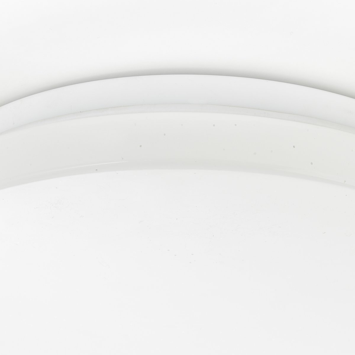 Farica Starry Ø26 Varm hvid plafond Fra Brilliant - Lampen har en stjernehimmel effekt hvor pletter; Gennemsigtige prikker på skærmen minder om skinnende stjerner, hvilket gør den ideel til soveværelser og børneværelser.