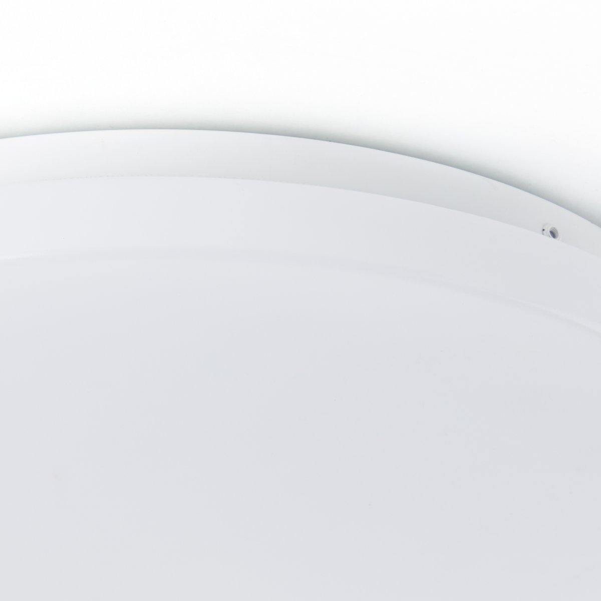 Farica Ø30 Varm hvid plafond Fra Brilliant - Loft- og v&aelig;glampen Farica har et stilrent og funktionelt design, der passer til b&aring;de private og kommercielle rum.