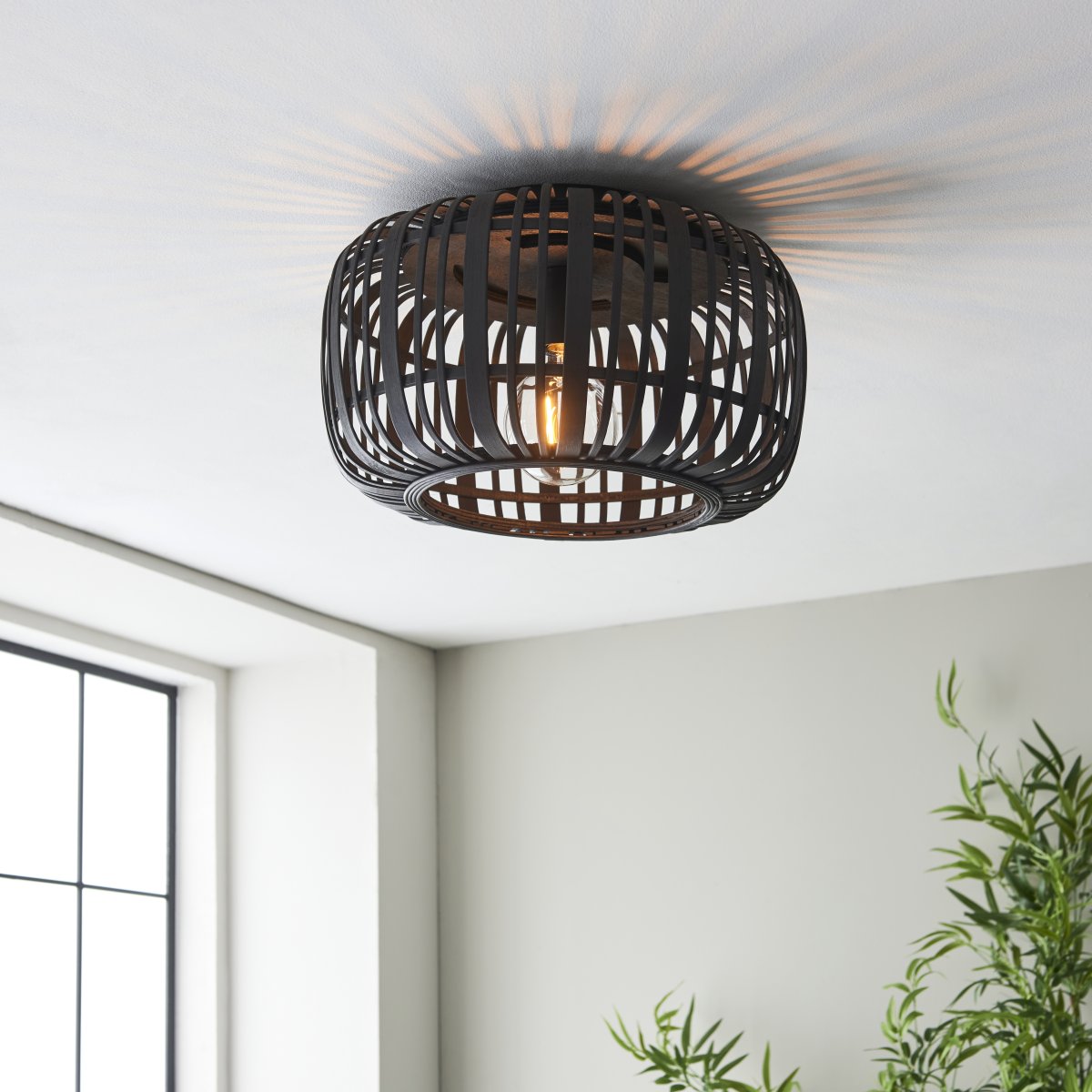 Woodrow Ø40 Mørkt træ plafond Fra Brilliant - Lampen giver et varmt og behageligt lys og skaber en behagelig følelse i rummet.
