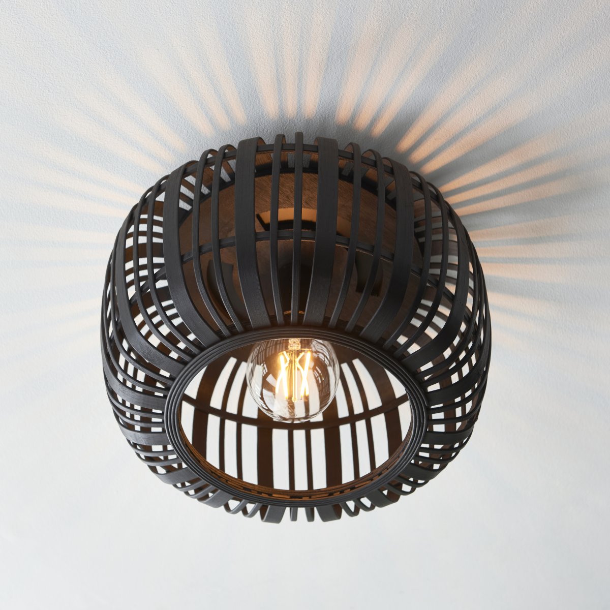 Woodrow Ø40 Mørkt træ plafond Fra Brilliant - Lampen giver et varmt og behageligt lys og skaber en behagelig følelse i rummet.
