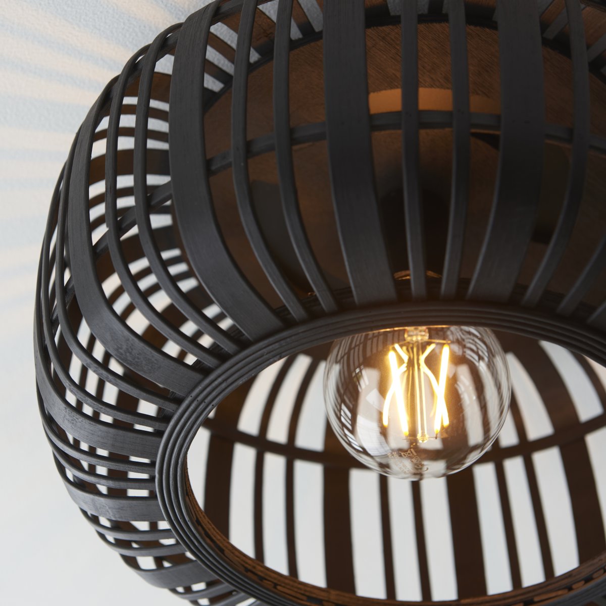 Woodrow Ø40 Mørkt træ plafond Fra Brilliant - Lampen giver et varmt og behageligt lys og skaber en behagelig følelse i rummet.
