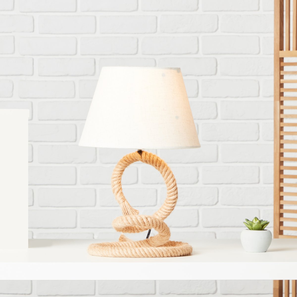 Sailor 40cm Natur bordlampe Fra Brilliant - Sailor bordlampe er en dekorativ lampe, der passer perfekt på natbordet eller som stemningsbelysning i stuen.