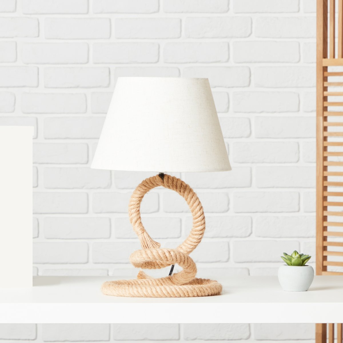 Sailor 40cm Natur bordlampe Fra Brilliant - Sailor bordlampe er en dekorativ lampe, der passer perfekt på natbordet eller som stemningsbelysning i stuen.