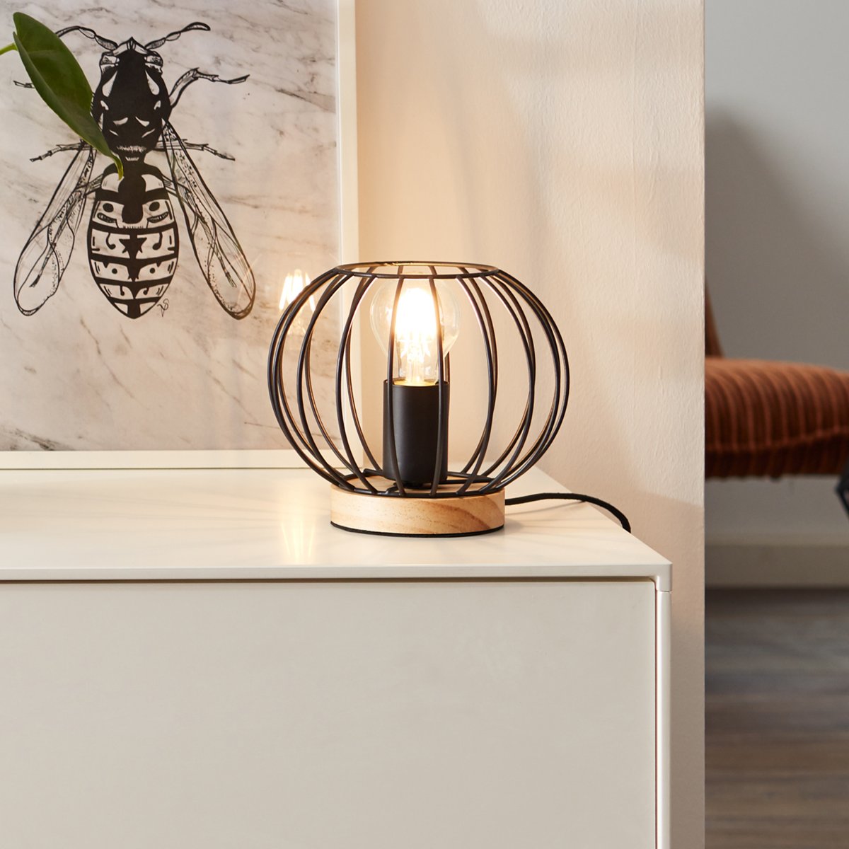 Sorana 20cm Sort bordlampe Fra Brilliant - Denne lampe kombinerer nostalgiske og moderne elementer for at skabe en moderne interi&oslash;rstil kaldet "Neo Retro", en trend, der kombinerer retro og moderne designelementer.