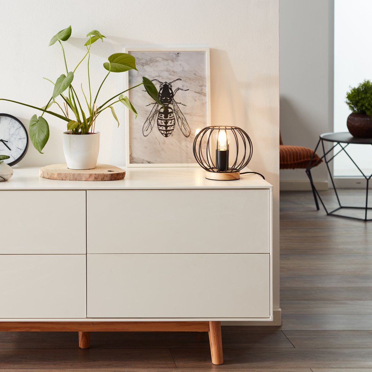 Sorana 20cm Sort bordlampe Fra Brilliant - Denne lampe kombinerer nostalgiske og moderne elementer for at skabe en moderne interi&oslash;rstil kaldet "Neo Retro", en trend, der kombinerer retro og moderne designelementer.