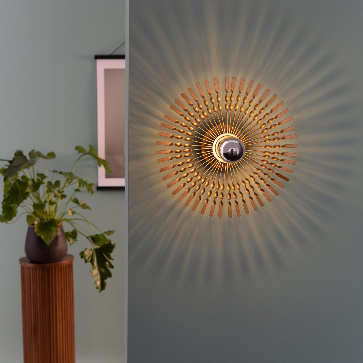 Mendoza Ø33 Guld væglampe Fra Brilliant - Lampen er monteret på væggen og med en udvendig vægdæmper kan lysstyrken justeres for at skabe en hyggelig følelse.