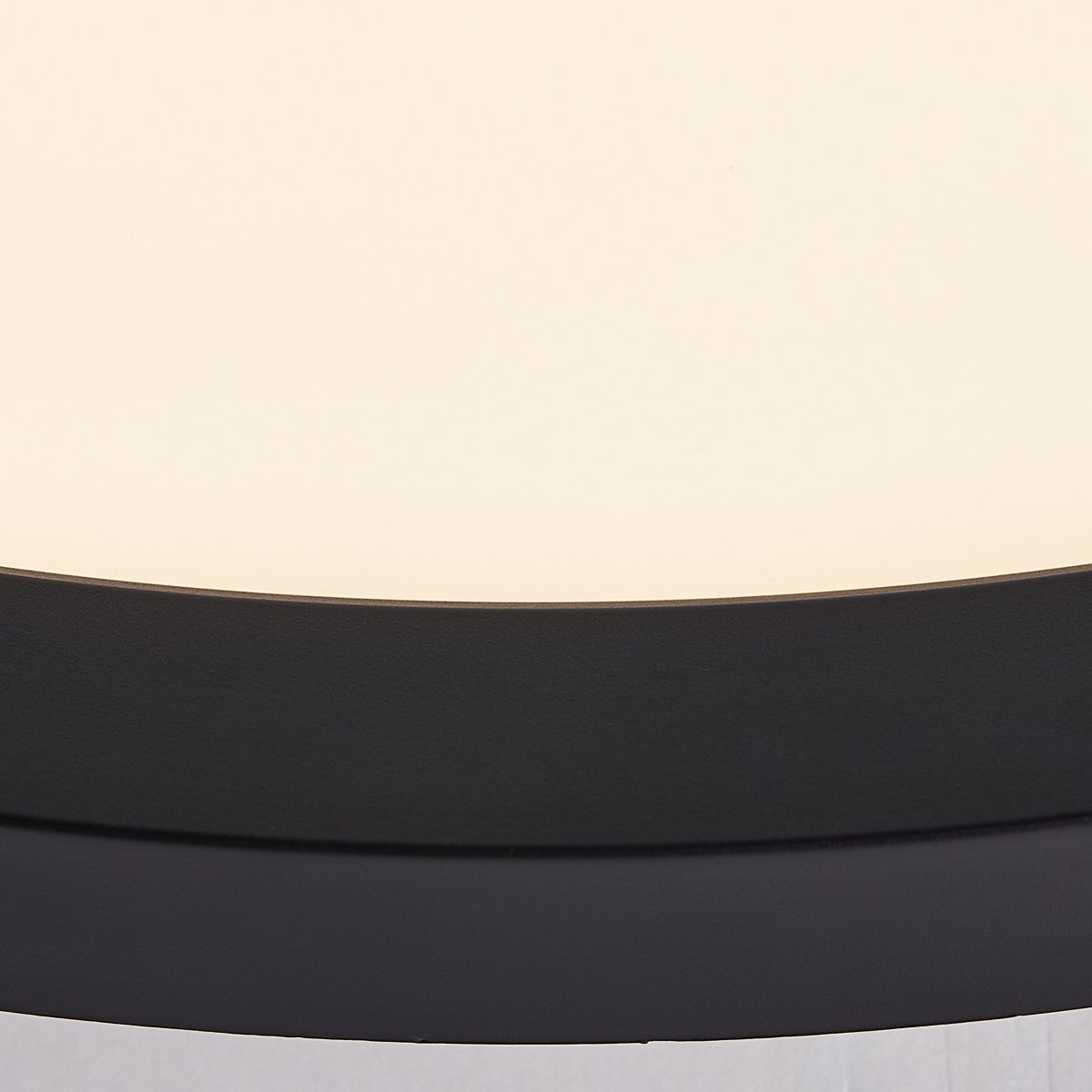 Tuco Ø25 Sort plafond Fra Brilliant - Med sit minimalistiske og effektive design passer den både i arbejdsrum og opholdsrum.