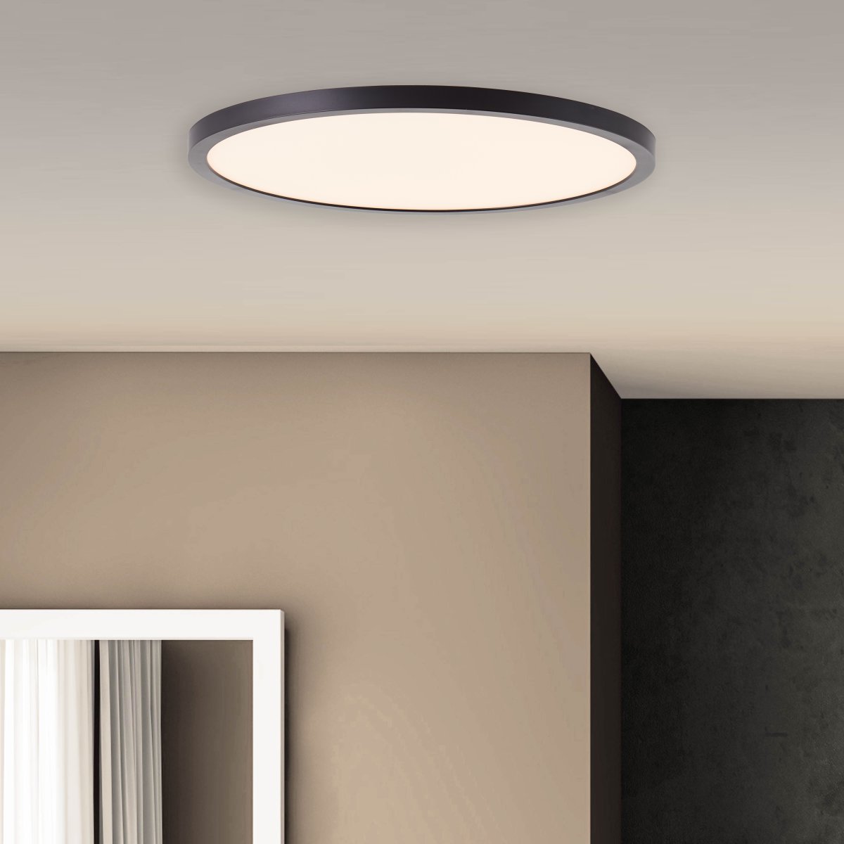 Tuco Ø30 Sort plafond Fra Brilliant - Lyset har en varm hvid temperatur, som skaber en hyggelig og behagelig atmosf&aelig;re.