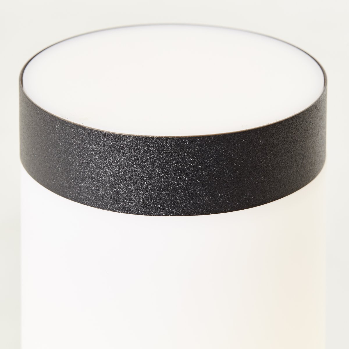 Dody 45cm Sort pullerter Fra Brilliant - Den mindre Dody pullert er velegnet til brug på; små vægge, terrasser eller i det udendørs område, hvor der allerede findes en base.