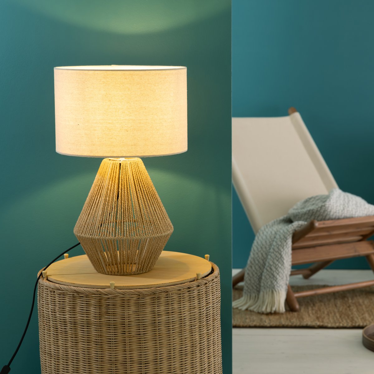 Laraine 52cm Natur bordlampe Fra Brilliant - Med sin moderne blanding af rattan, metal og tekstil giver den et naturligt og stilrent indtryk.