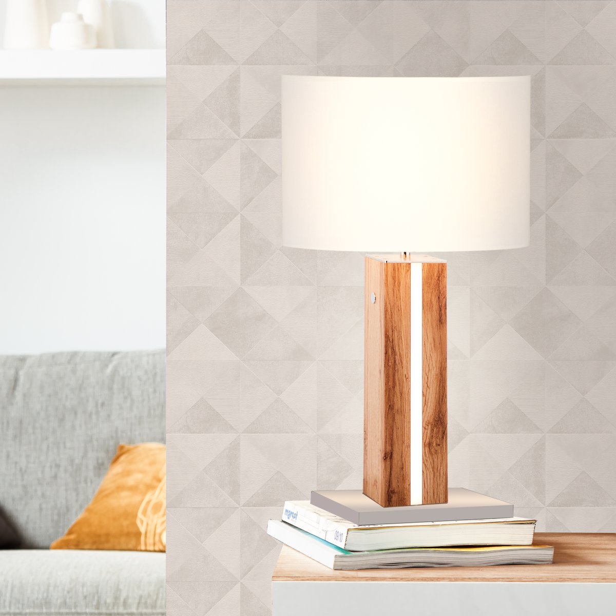 Magnus 55cm Lyst træ bordlampe Fra Brilliant - Lampesk&aelig;rmen er kompatibel med E27 lyskilder, som ikke er inkluderet i leveringen.