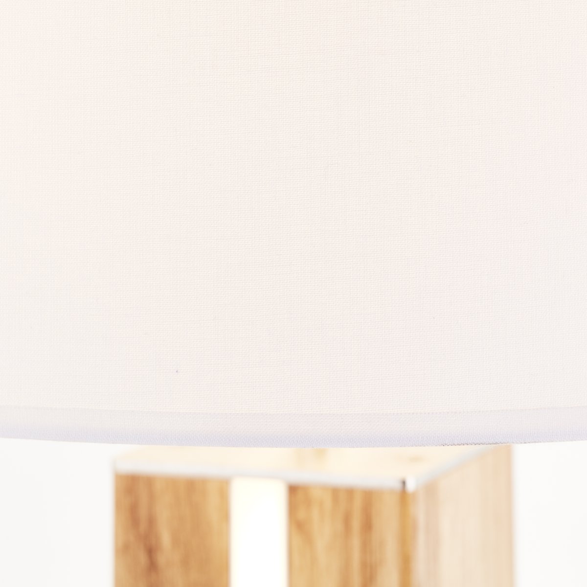 Magnus 55cm Lyst træ bordlampe Fra Brilliant - Lampesk&aelig;rmen er kompatibel med E27 lyskilder, som ikke er inkluderet i leveringen.