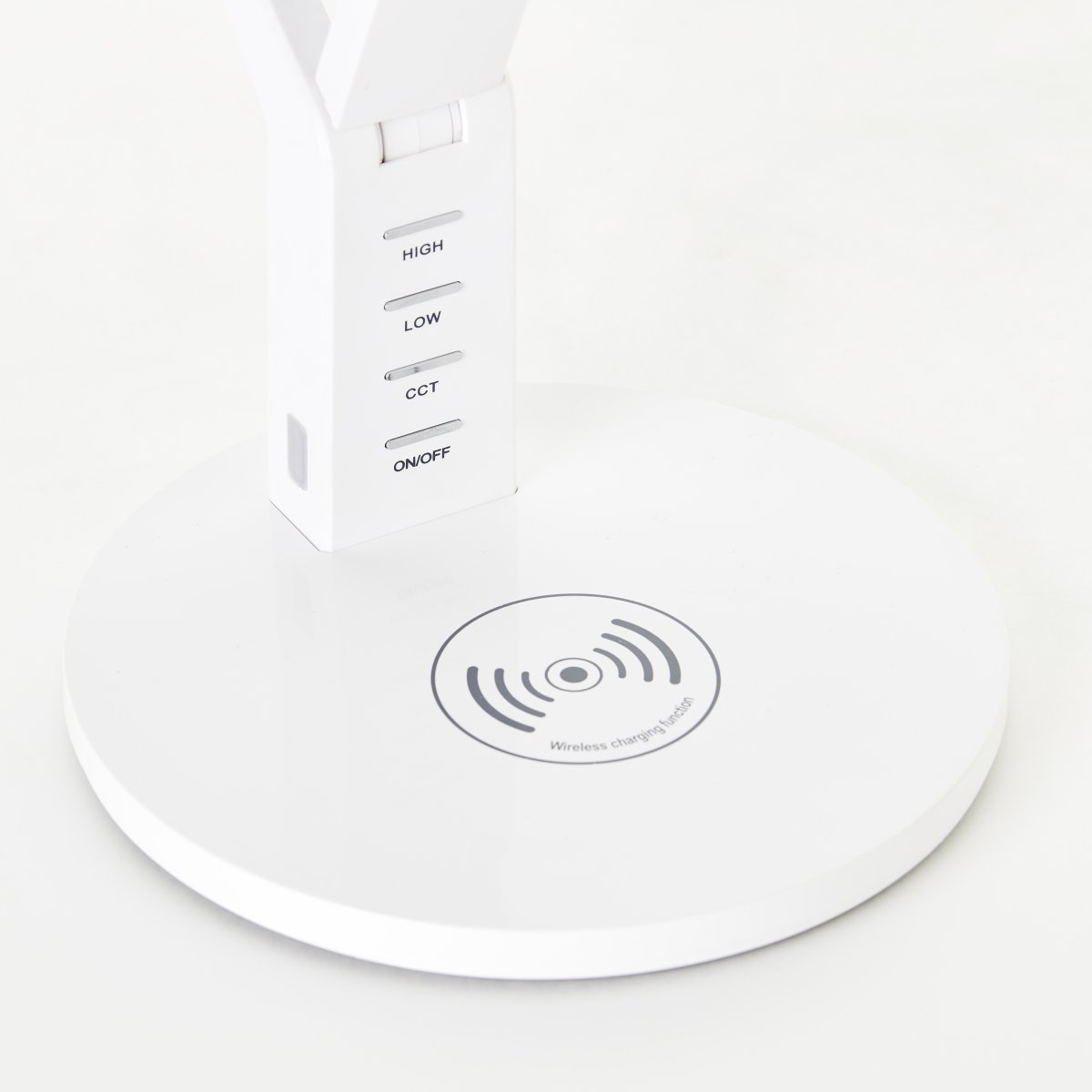 Kaila 40cm Hvid skrivebordslampe Fra Brilliant - Lampen har en touch-dæmper, der giver dig mulighed for nemt at justere lysstyrken, og CCT-teknologien giver dig mulighed for at vælge mellem varmt hvidt og køligt hvidt lys.