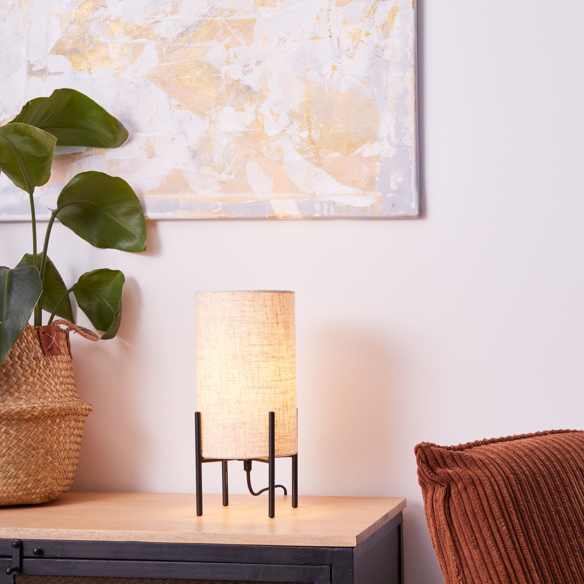 Fairhill 30cm Beige bordlampe Fra Brilliant - Dens højkvalitets tekstil giver et varmt og behageligt lys, mens det klassiske design skaber en følelse af harmoni og komfort.