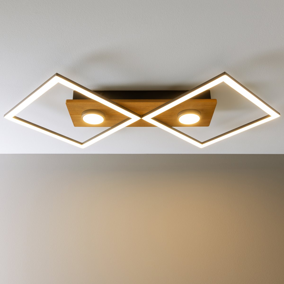 Woodbridge 70cm Træ plafond Fra Brilliant - Kombinationen af tr&aelig; og moderne teknologi skaber en unik balance mellem natur og funktion.