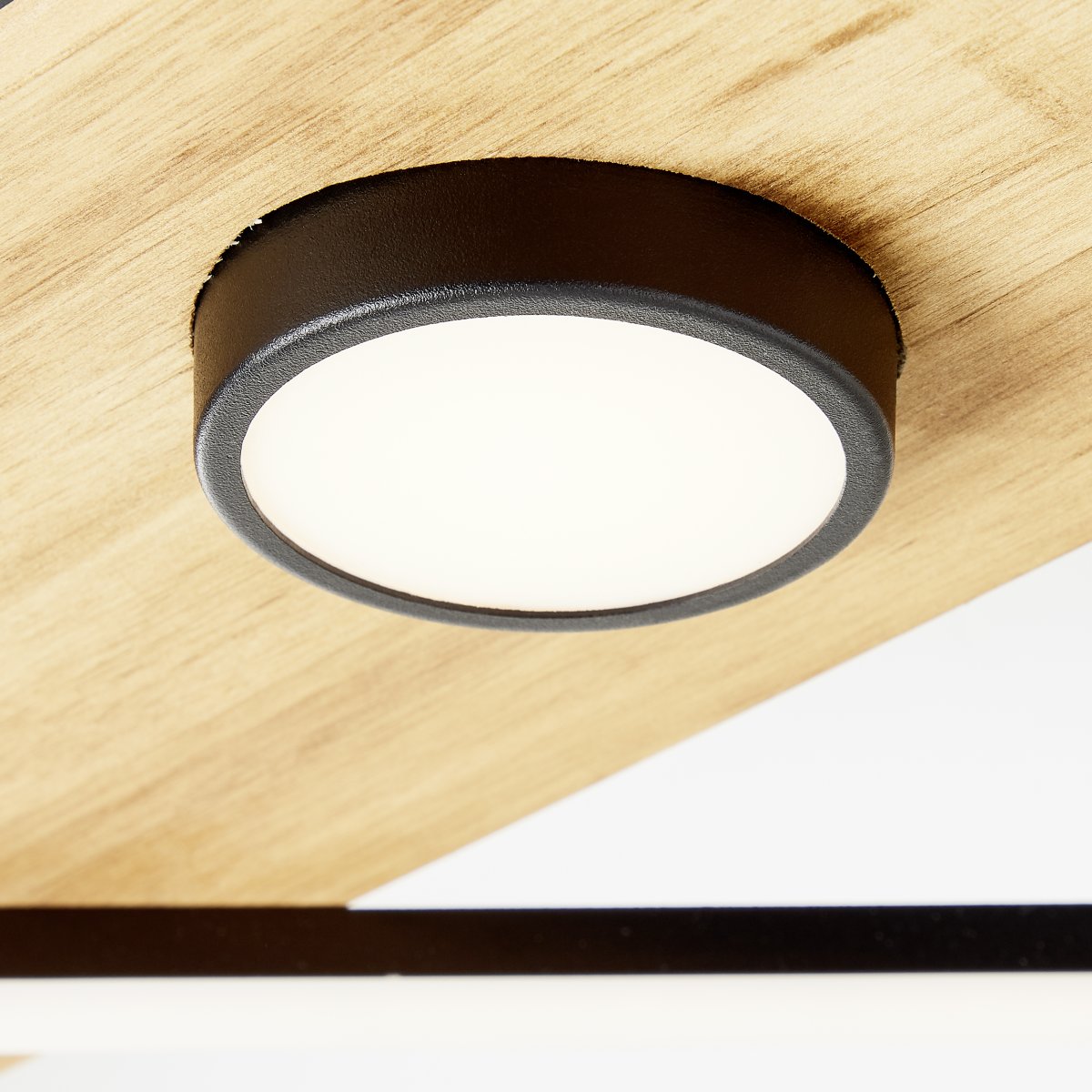Woodbridge 70cm Træ plafond Fra Brilliant - Kombinationen af tr&aelig; og moderne teknologi skaber en unik balance mellem natur og funktion.