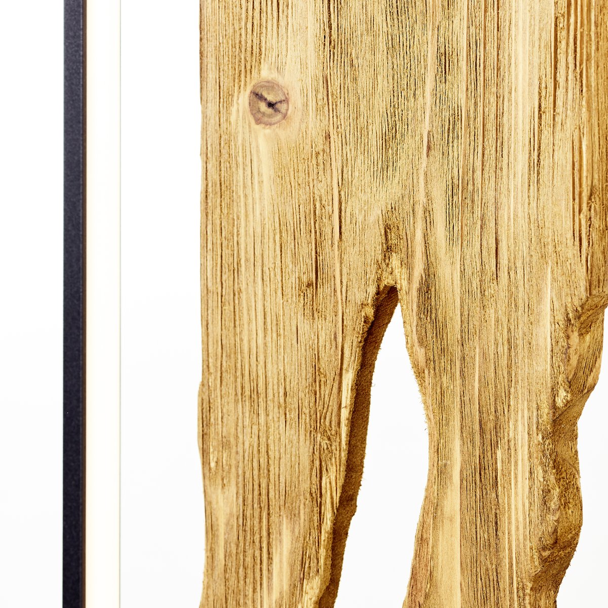 Chaumont Træ gulvlampe Fra Brilliant - Lampen er udstyret med energieffektiv og langtidsholdbar LED-teknologi samt en praktisk fodkontakt, der gør det nemt at tænde og slukke med din fod.