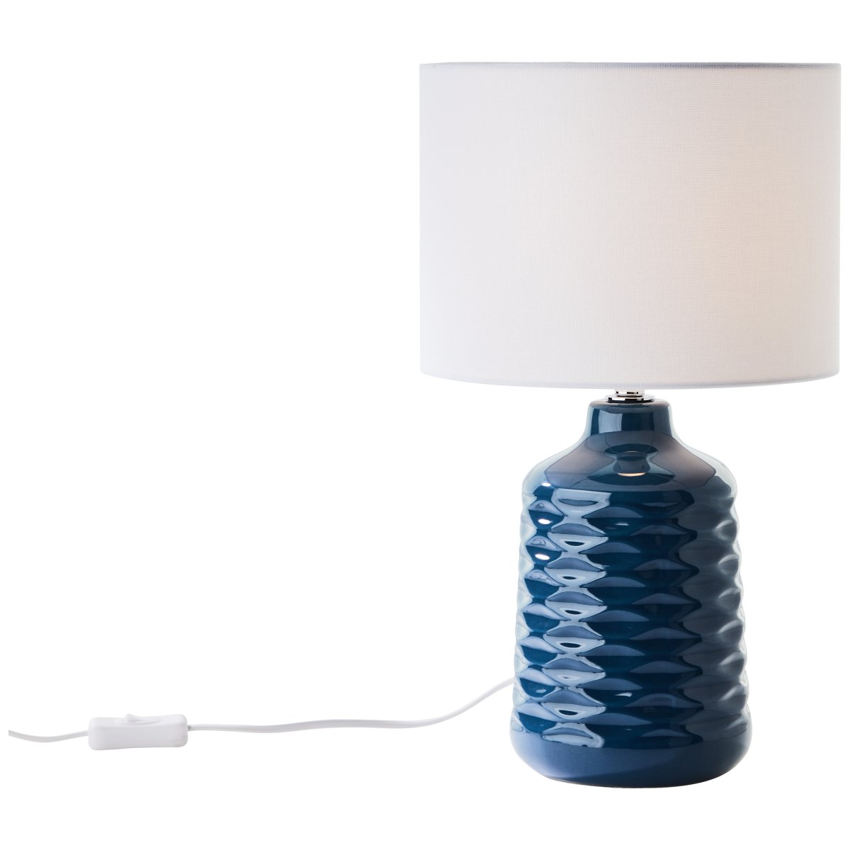 Ilysa 42cm Blå bordlampe Fra Brilliant - Denne dekorative bordlampe er perfekt som sengebordslampe eller til at skabe en hyggelig atmosf&aelig;re til tasker og vinduesrammer.