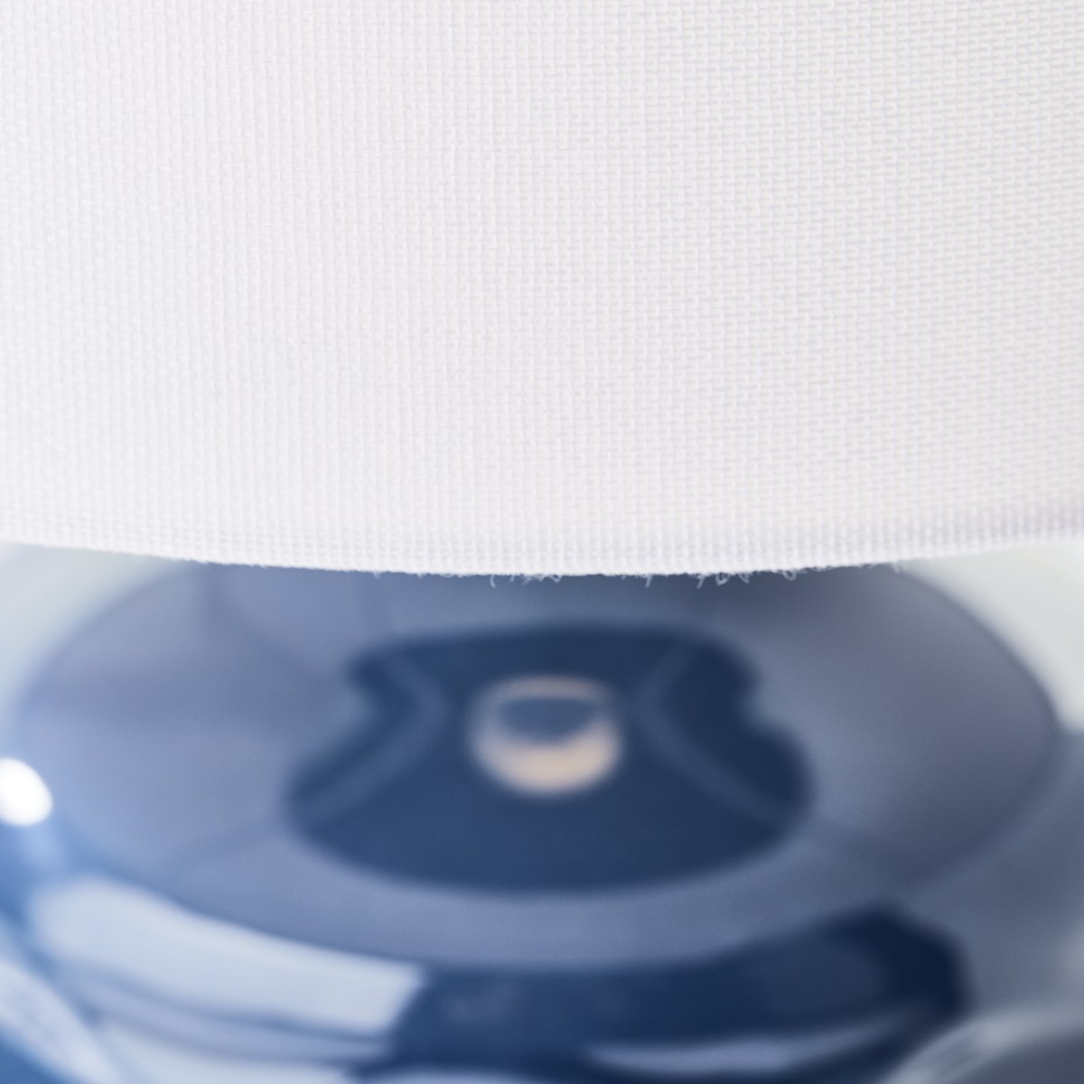 Ilysa 42cm Blå bordlampe Fra Brilliant - Denne dekorative bordlampe er perfekt som sengebordslampe eller til at skabe en hyggelig atmosf&aelig;re til tasker og vinduesrammer.