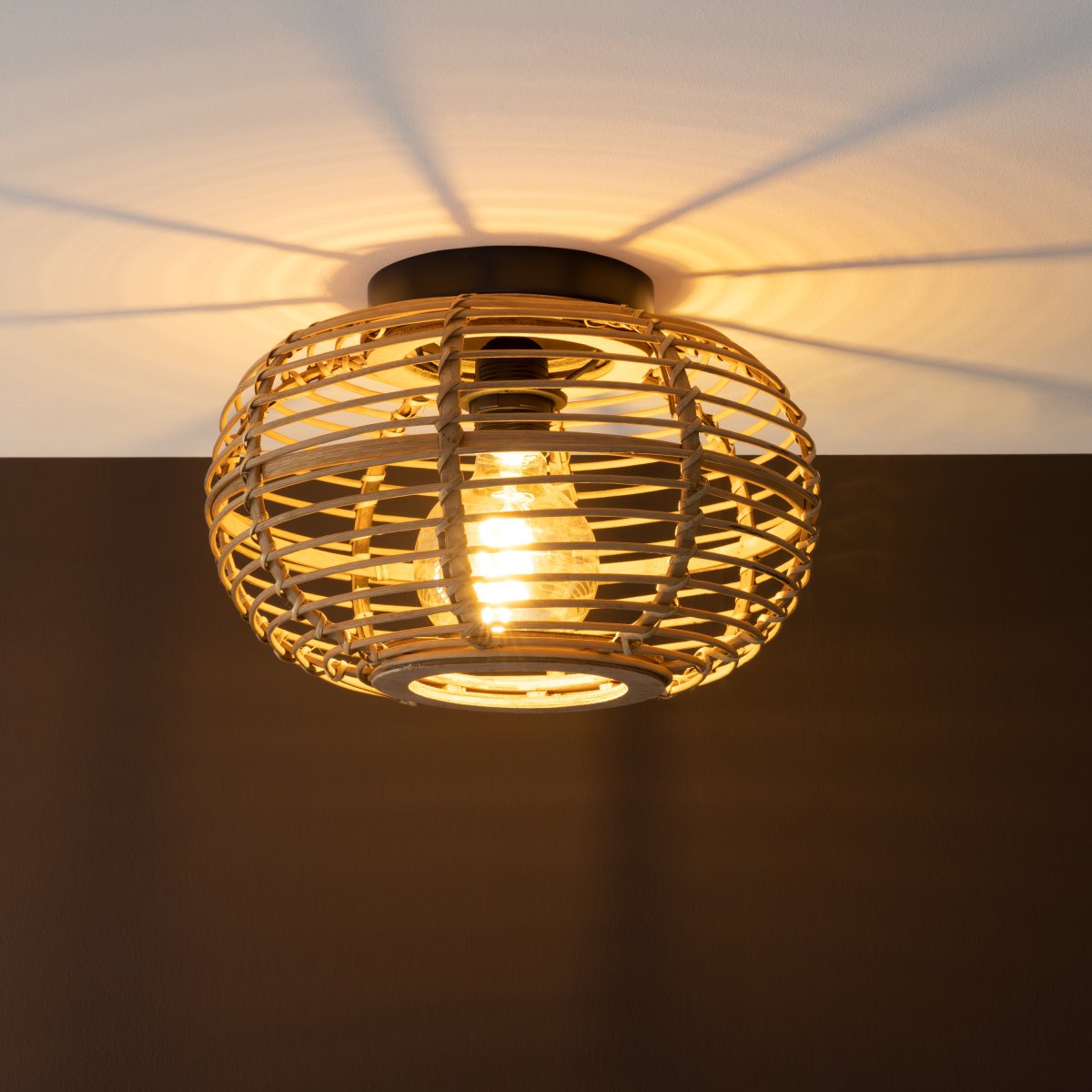 Woodball Ø32 Natur plafond Fra Brilliant - Den rustikke og varme &aelig;stetik g&oslash;r den til en perfekt indretningsdetalje til forskellige rum og stilarter.