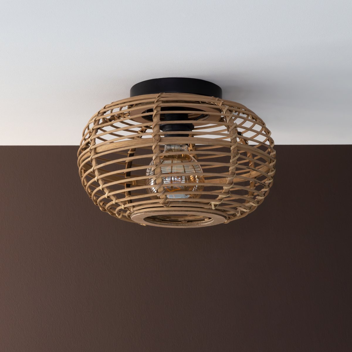 Woodball Ø32 Natur plafond Fra Brilliant - Den rustikke og varme &aelig;stetik g&oslash;r den til en perfekt indretningsdetalje til forskellige rum og stilarter.