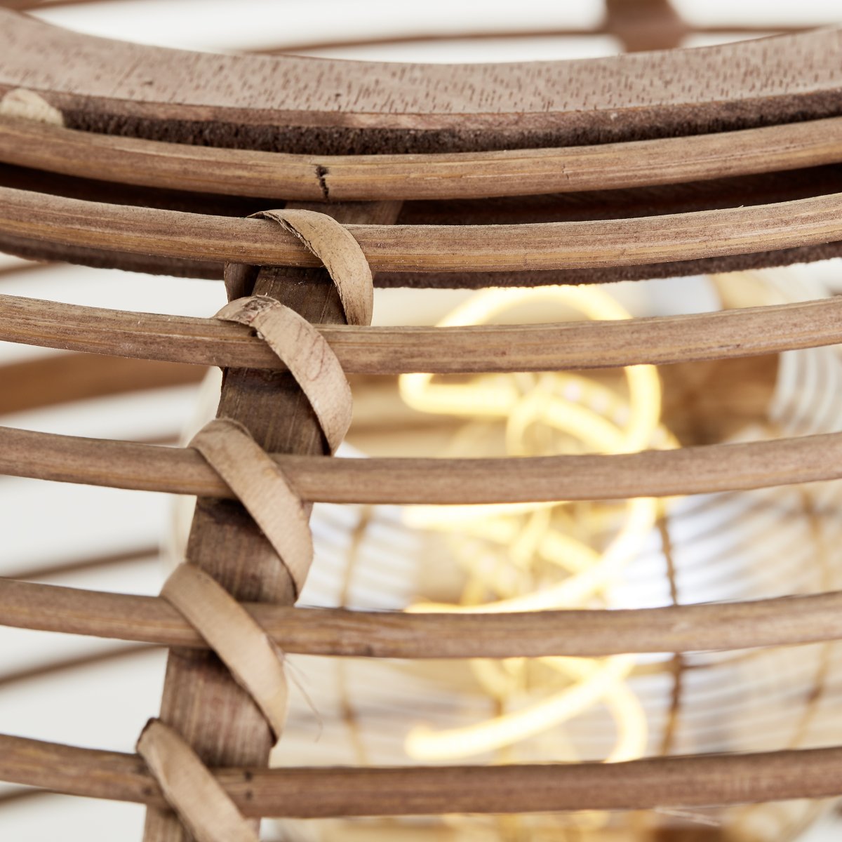 Woodball Ø32 Natur plafond Fra Brilliant - Den rustikke og varme &aelig;stetik g&oslash;r den til en perfekt indretningsdetalje til forskellige rum og stilarter.