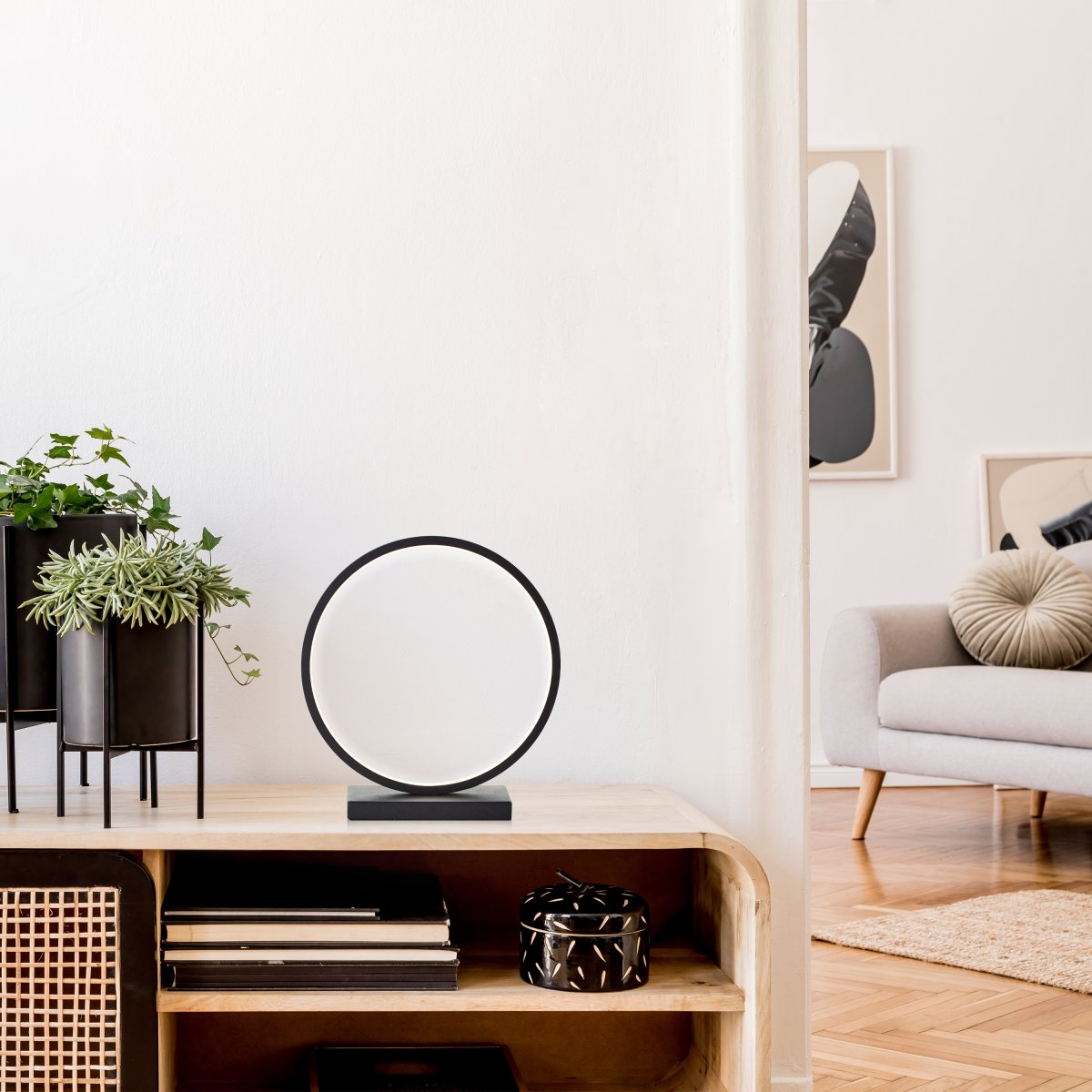 Chaumont 28cm Sort bordlampe Fra Brilliant - Lampen vil v&aelig;re en stilfuld tilf&oslash;jelse til dit hjem og giver et elegant indtryk, uanset hvor du placerer den.