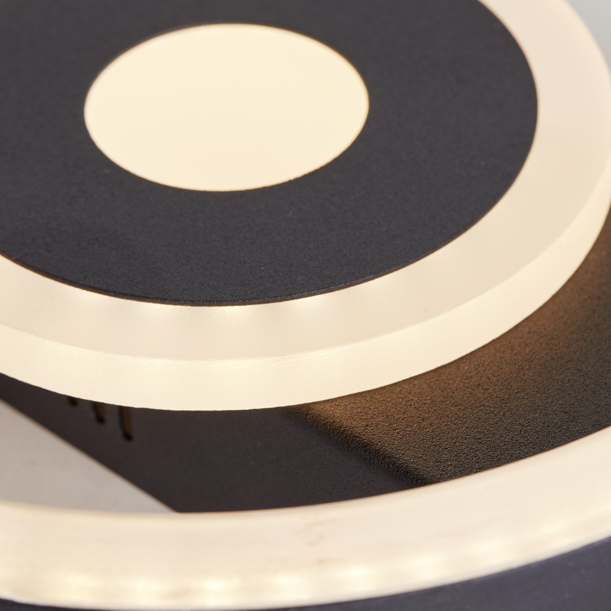 Maureen Ø20 Sort plafond Fra Brilliant - Maureen loftlampen skaber dekorativ belysning og passer perfekt ind i b&aring;de stuer og arbejdsv&aelig;relser.