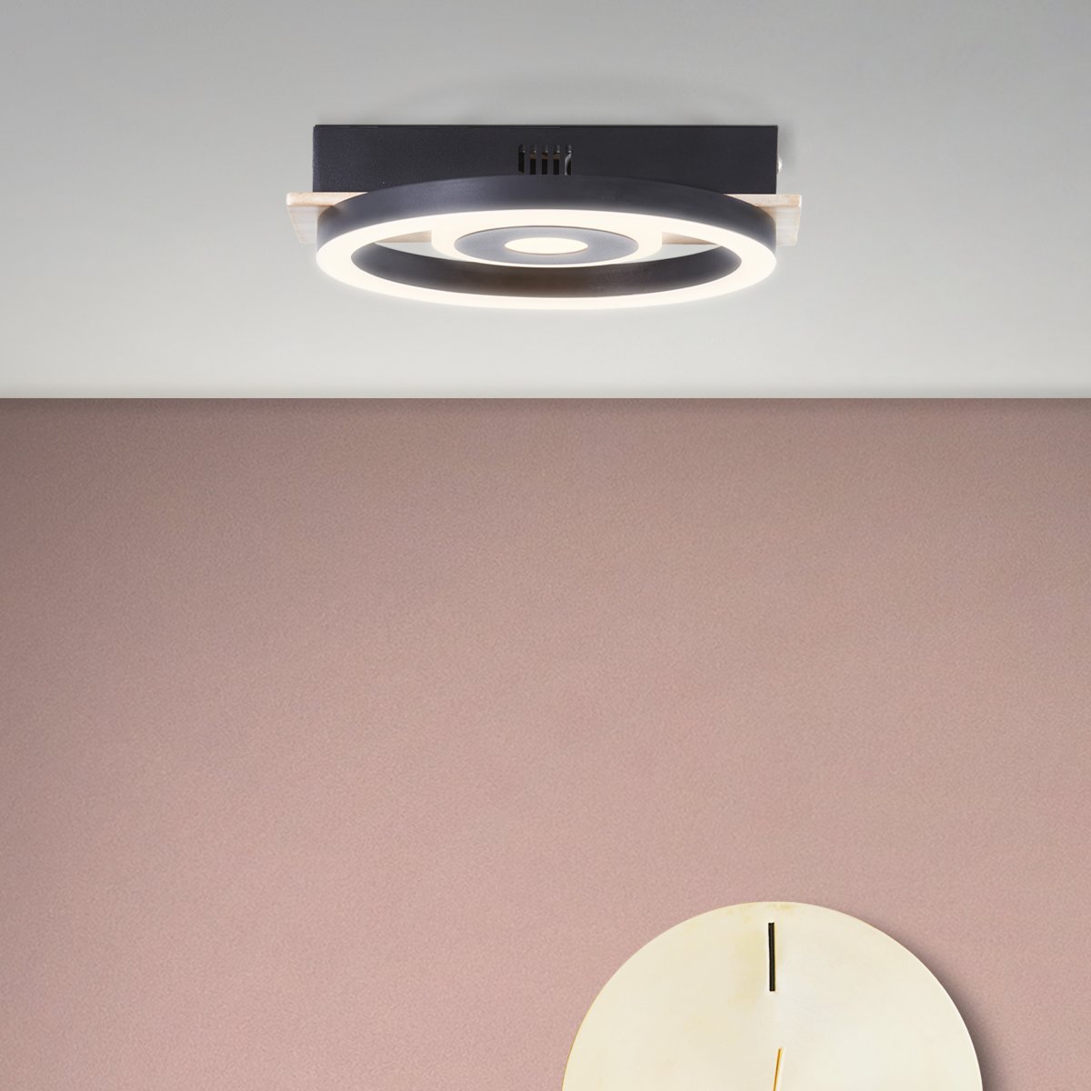 Maureen 22cm Sort plafond Fra Brilliant - Loftlampen kombinerer et naturligt tr&aelig;look med et moderne design og passer perfekt ind i gangen, stuen eller sovev&aelig;relset.