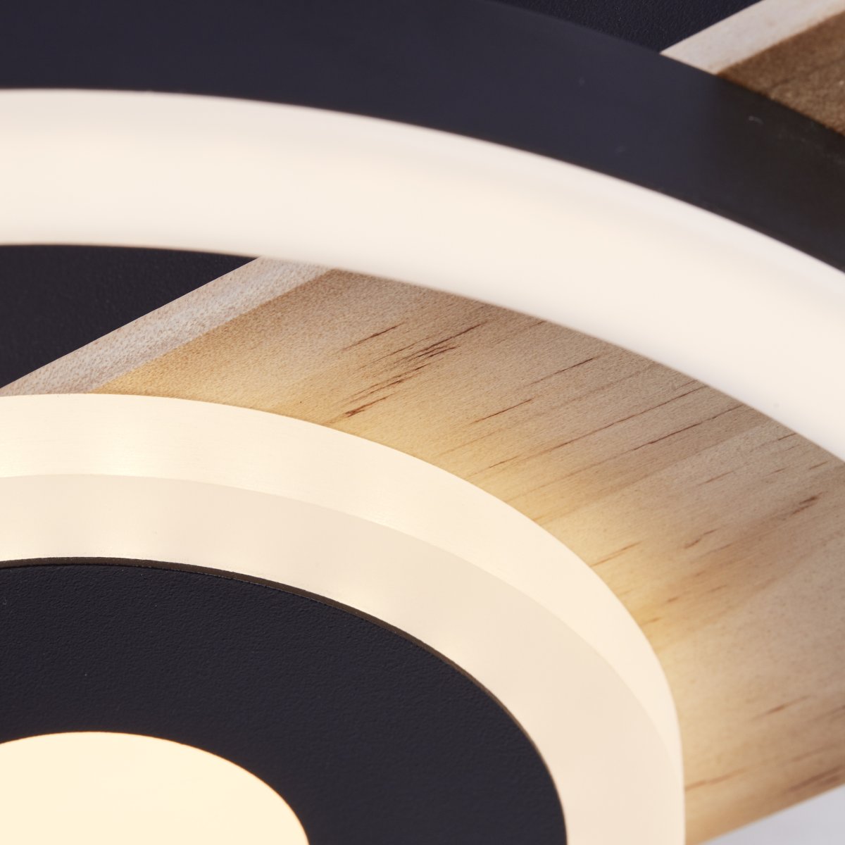 Maureen 22cm Sort plafond Fra Brilliant - Loftlampen kombinerer et naturligt tr&aelig;look med et moderne design og passer perfekt ind i gangen, stuen eller sovev&aelig;relset.