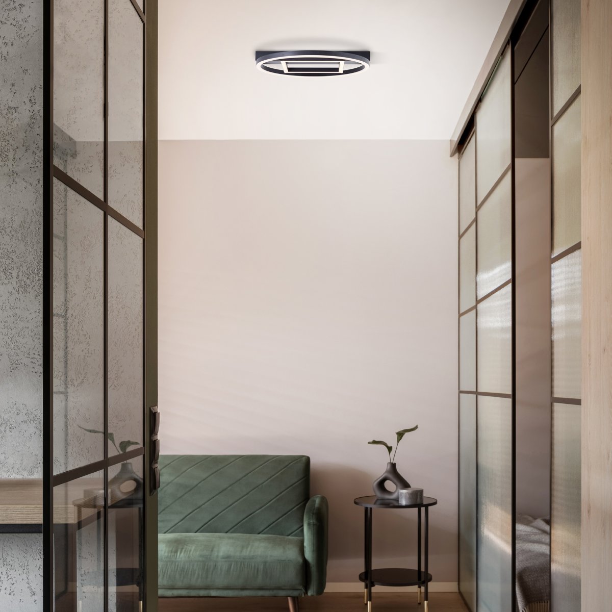 Maureen 37cm Sort plafond Fra Brilliant - Denne moderne og stilfulde loftslampe skaber et indbydende og venligt lys i ethvert rum, uanset om den er placeret i entre, stue eller sovev&aelig;relse.