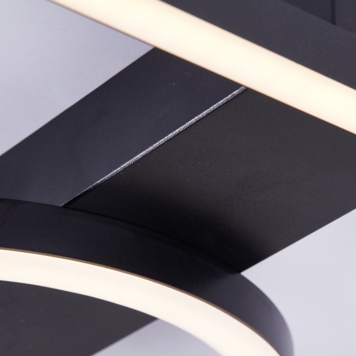 Maureen 40cm Sort plafond Fra Brilliant - Denne moderne loftslampe giver et venligt og indbydende lys, der passer perfekt ind i b&aring;de entre, stue og sovev&aelig;relse.