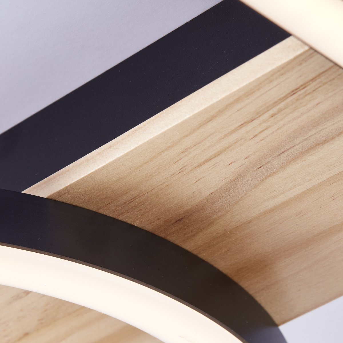 Maureen 42cm Sort plafond Fra Brilliant - Denne loftslampe kombinerer en moderne stil med naturlige materialer og passer perfekt ind i b&aring;de stuer og sovev&aelig;relser.