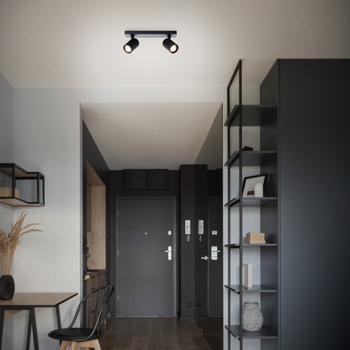 Marty 2 Sand sort spotlight Fra Brilliant - Med et metalhus af høj kvalitet og sorte detaljer giver det et stilrent udtryk, der passer ind i forskellige rum.