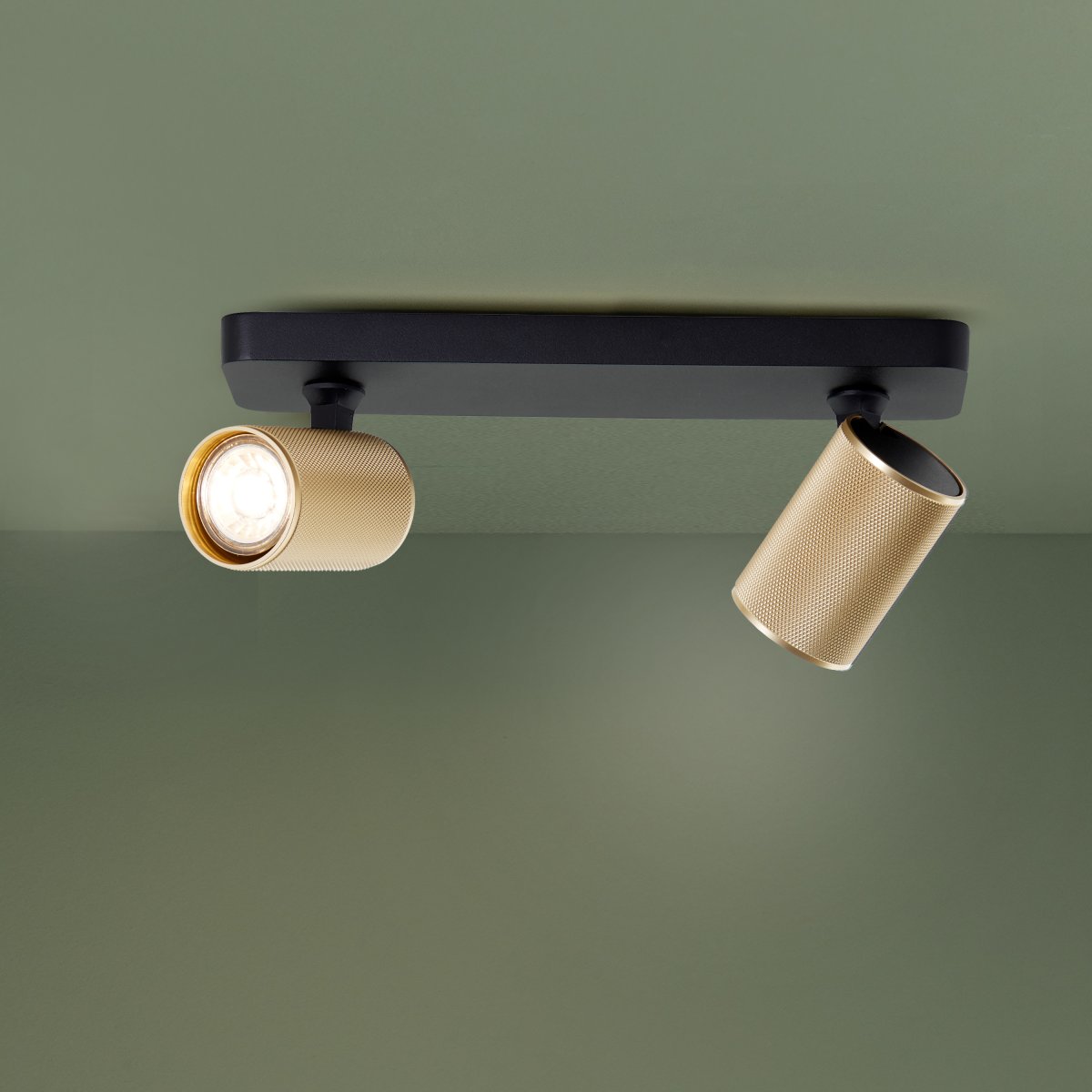 Marty 2 Sand sort spotlight Fra Brilliant - Med en metalkasse af høj kvalitet og gyldne detaljer giver det et stilrent udtryk, der passer ind i forskellige rum.