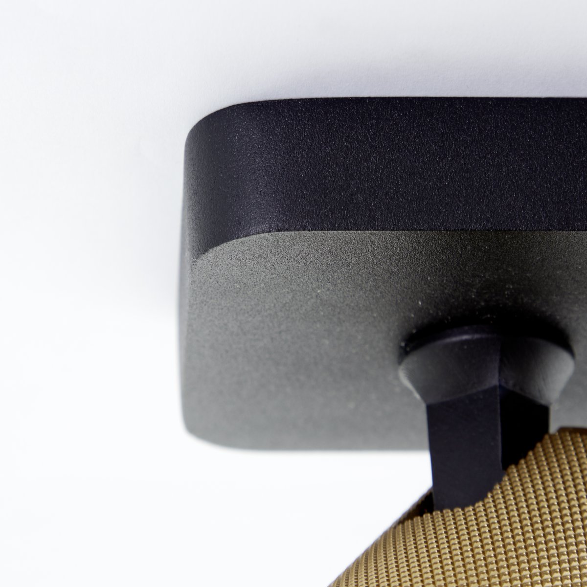 Marty 2 Sand sort spotlight Fra Brilliant - Med en metalkasse af høj kvalitet og gyldne detaljer giver det et stilrent udtryk, der passer ind i forskellige rum.