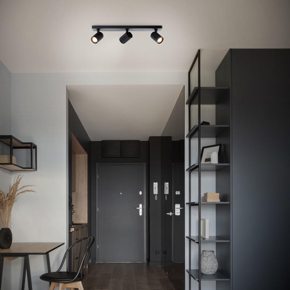 Marty 3 Sand sort spotlight Fra Brilliant - Med et metalhus af høj kvalitet og sorte detaljer giver det et stilrent udtryk, der passer ind i forskellige rum.