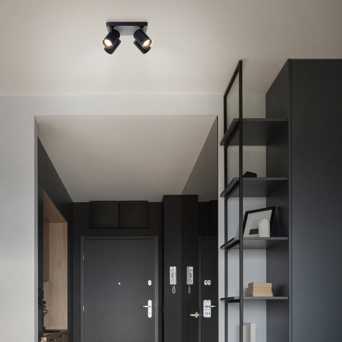 Marty 4 Sand sort spotlight Fra Brilliant - Med et metalhus af h&oslash;j kvalitet og sorte detaljer giver det et stilrent udtryk, der passer ind i forskellige rum.