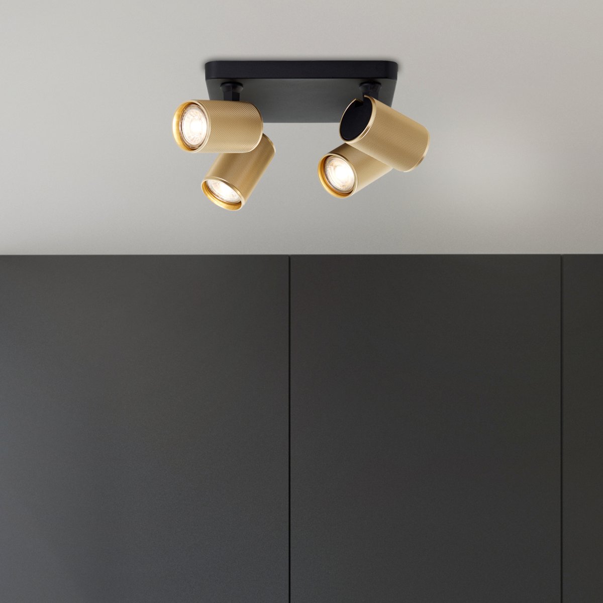 Marty 4 Sand sort spotlight Fra Brilliant - Med en metalkasse af høj kvalitet og gyldne detaljer giver det et stilrent udtryk, der passer ind i forskellige rum.
