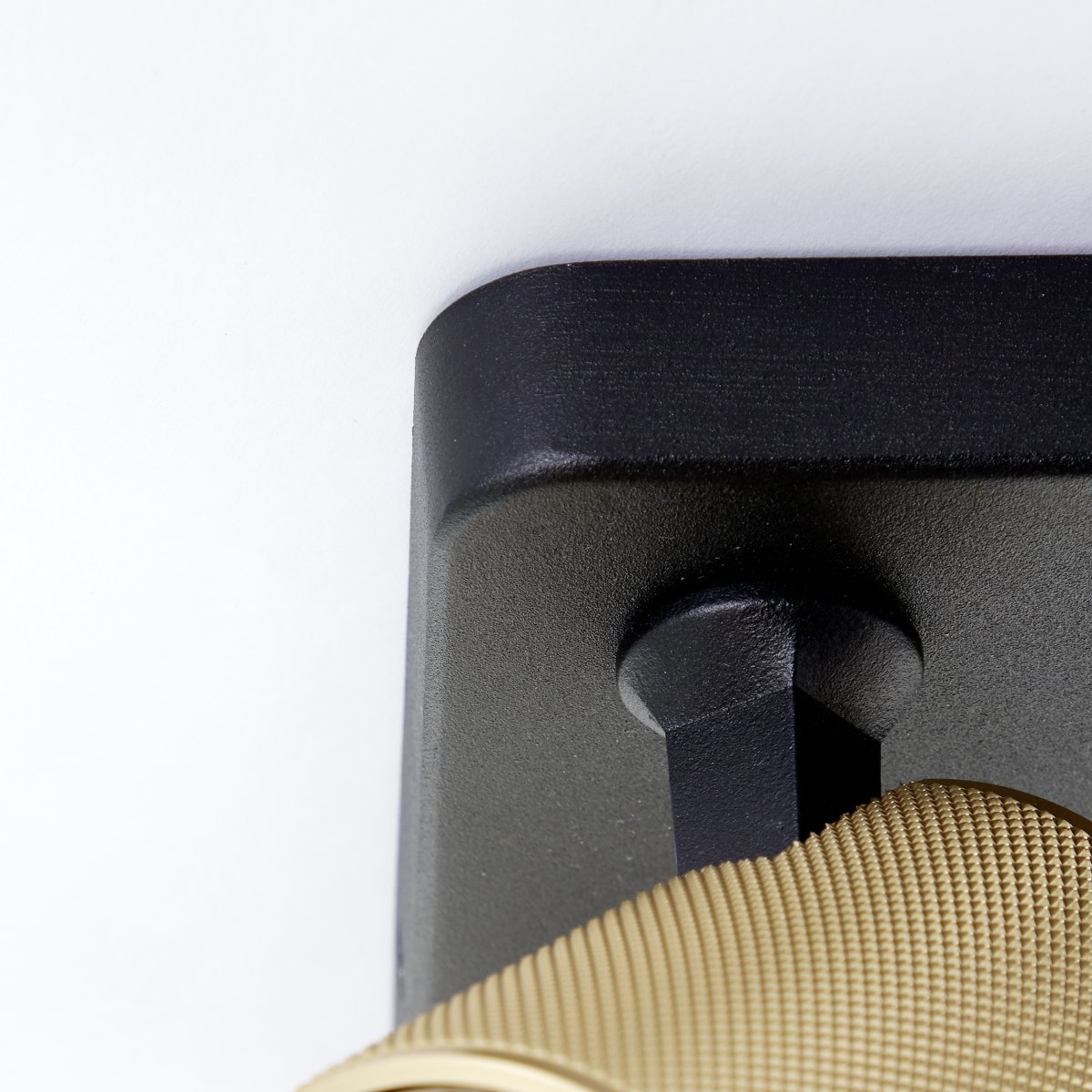 Marty 4 Sand sort spotlight Fra Brilliant - Med en metalkasse af høj kvalitet og gyldne detaljer giver det et stilrent udtryk, der passer ind i forskellige rum.