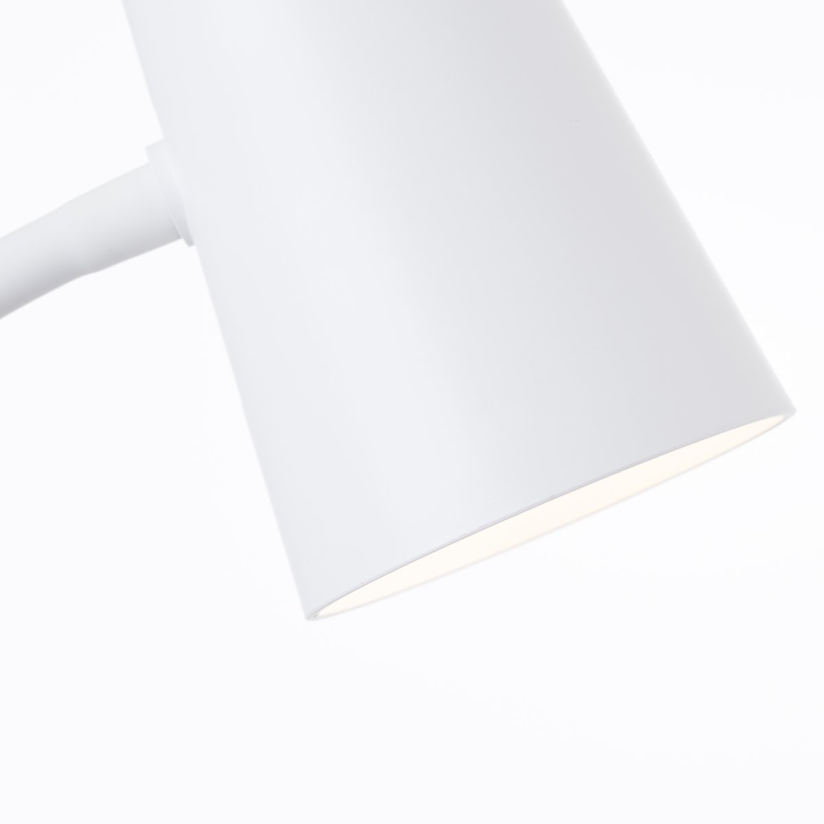 Adda Hvid klemmelampe Fra Brilliant - Takket være LED-teknologien er den energieffektiv og bæredygtig, og den har en 3-trins berøringsdæmper for perfekt belysning.