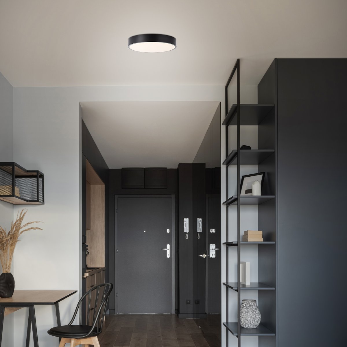 Slimline Ø33 Sort plafond Fra Brilliant - Med en diameter p&aring; 33 cm er den kompakt og ideel til sm&oslash;ring; til mellemstore rum.