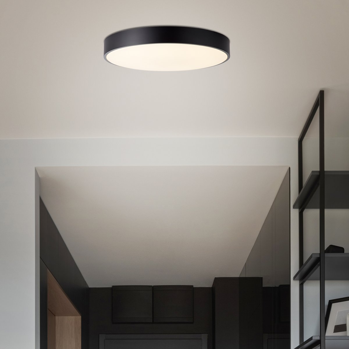 Slimline Ø50 Sort plafond Fra Brilliant - Den moderne Slimline LED loftslampe i sort og hvid har et funktionelt fokus, ideel til rum, hvor klar og effektiv belysning er vigtig.