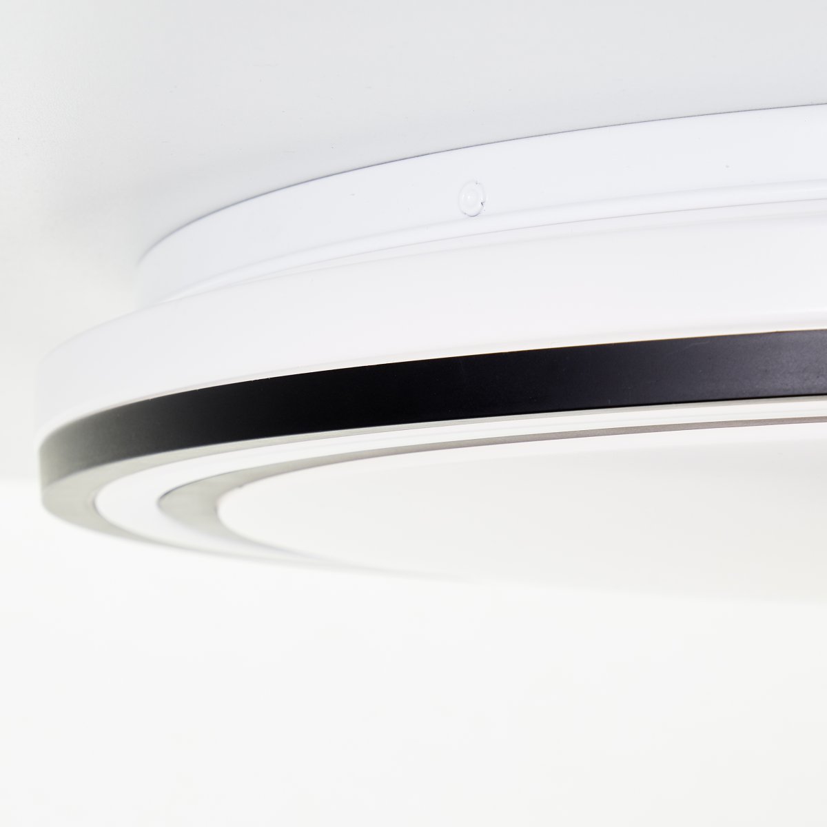 Cloe Ø50 Sort plafond Fra Brilliant - Med RGB funktion kan du skabe den stemning du &oslash;nsker ved at skifte til forskellige farver, og med CCT teknologi justere farvetemperaturen p&aring; lyset fra varm hvid til k&oslash;lig hvid.