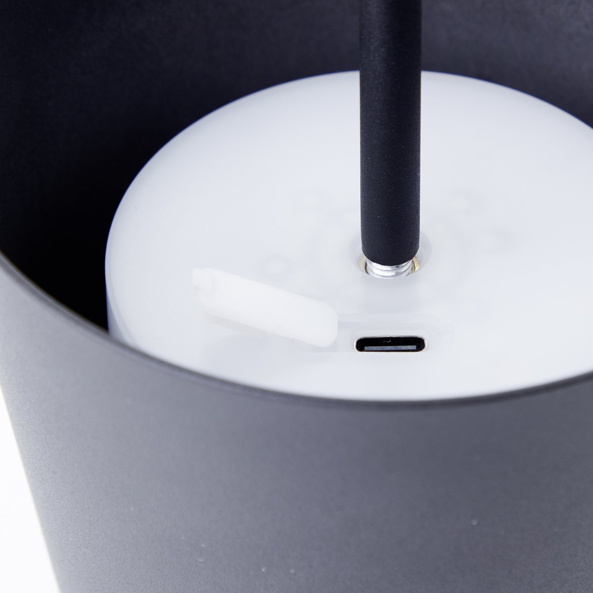 Kaami 37cm Mat sort bærbar Fra Brilliant - Med sin h&oslash;je IP44-klassificering er den vejrbestandig, perfekt til b&aring;de udend&oslash;rs og indend&oslash;rs brug.