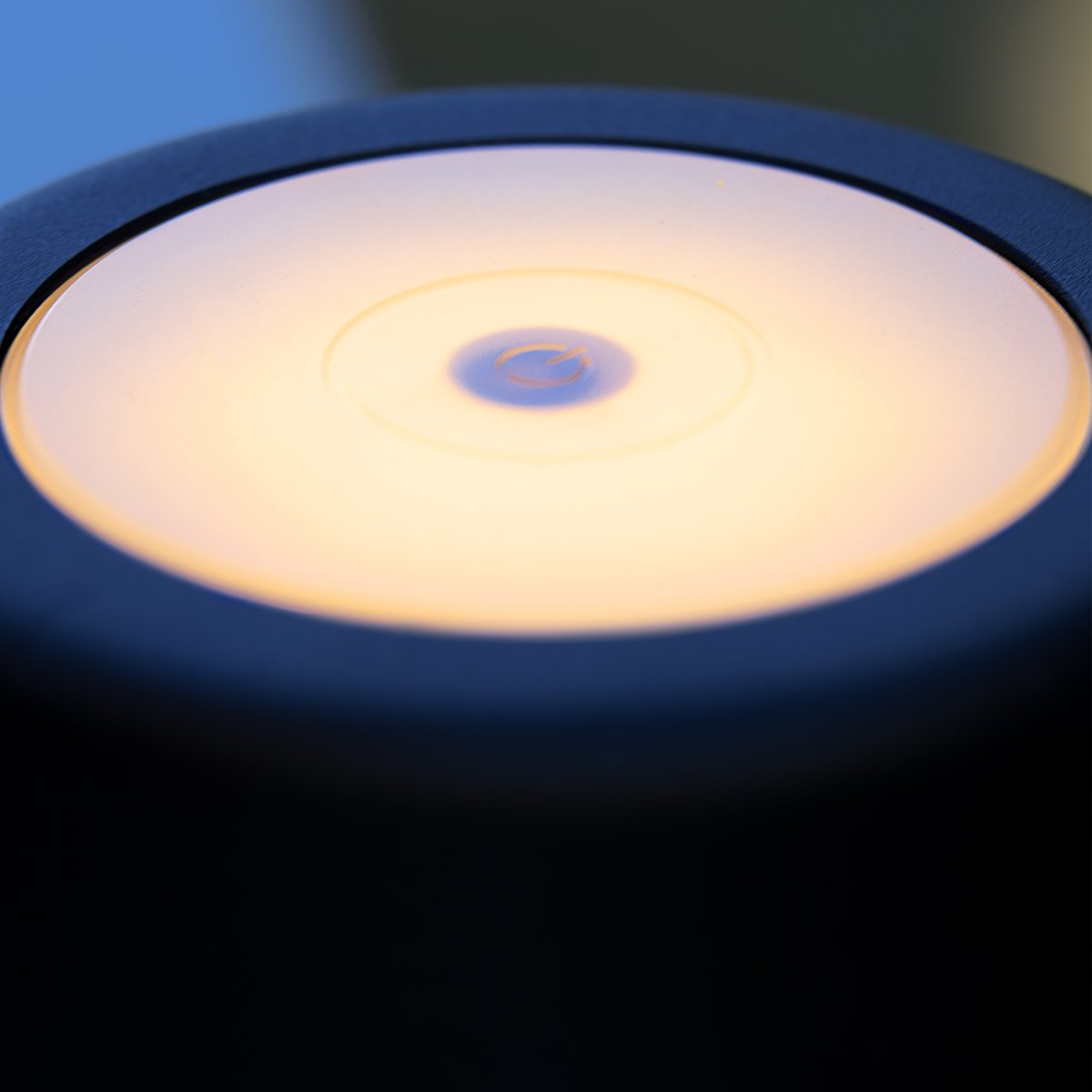 Kaami 37cm Mat sort bærbar Fra Brilliant - Med sin h&oslash;je IP44-klassificering er den vejrbestandig, perfekt til b&aring;de udend&oslash;rs og indend&oslash;rs brug.