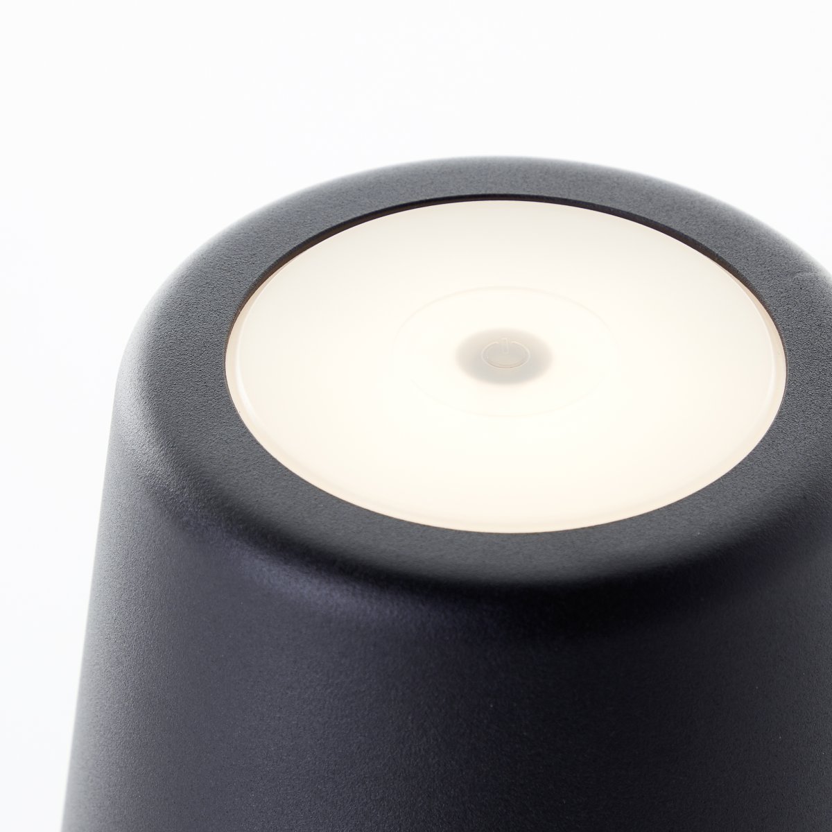 Kaami 37cm Mat sort bærbar Fra Brilliant - Med sin h&oslash;je IP44-klassificering er den vejrbestandig, perfekt til b&aring;de udend&oslash;rs og indend&oslash;rs brug.