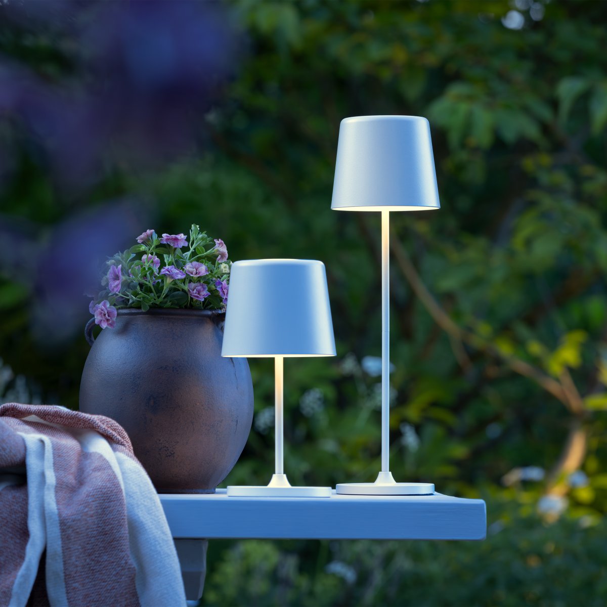 Kaami 37cm Mat hvid bærbar Fra Brilliant - Den b&aelig;rbare LED bordlampe Kaami i mat hvid farve giver et moderne touch til din terrasse, altan eller have.
